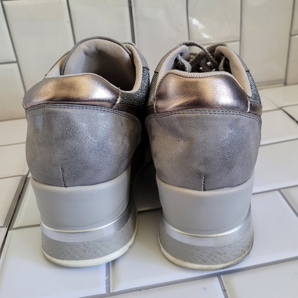 CESTFINI Womens Gray Metallic Wedge Heel Fashion Sneaker 2 in Heel - Picture 8 of 10